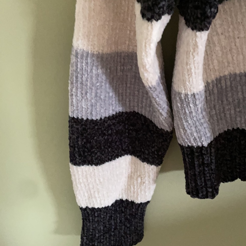 Romeo & Juliet Couture Soft Pullover Cropped Sweater. Size M. - Picture 3 of 5